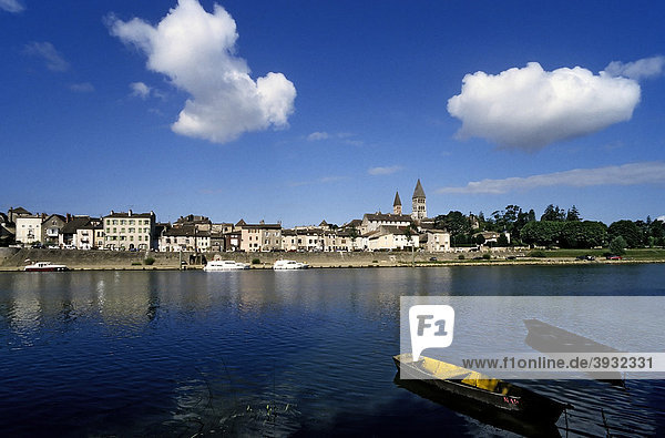 Tournus am Ufer der SaÙne  Stadtansicht  Burgund  SaÙne et Loire  Frankreich  Europa