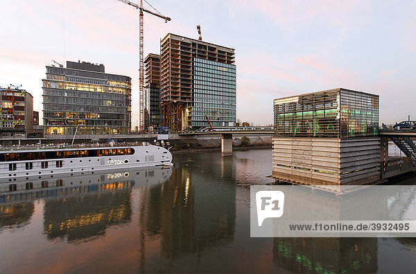 Medienhafen mit Hotelschiff  Hochhaus im Bau  Abendstimmung  Düsseldorf  Nordrhein-Westfalen  Deutschland  Europa