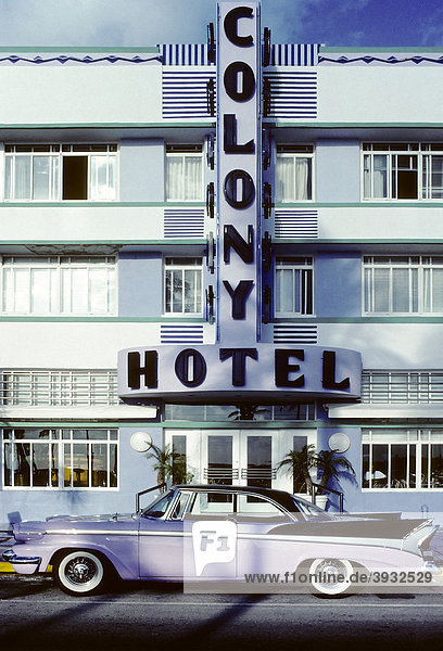 Oldtimer parkt vor Colony Hotel  Ocean Drive  South Beach  Art Deco District  Miami  Florida  USA