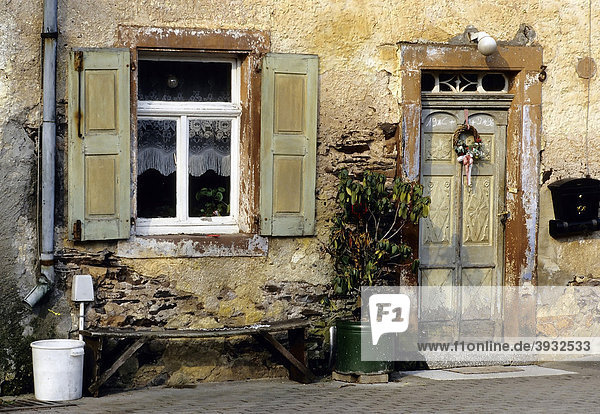 Eingang zu einem alten Bauernhaus  baufällige Fassade  Eifel  Rheinland-Pfalz  Deutschland  Europa