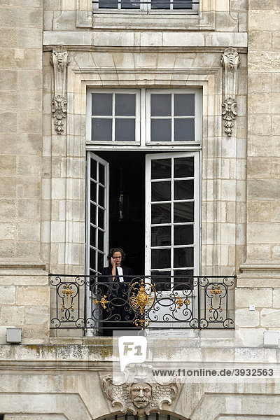 Rechtsanwältin auf einem Balkon  Place de la Bourse  Bordeaux  Aquitanien  Frankreich  Europa