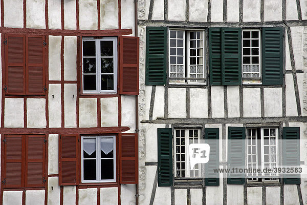 Kreuzholz-Fachwerkhäuser mit Fensterläden  Bayonne  Aquitanien  Frankreich  Europa