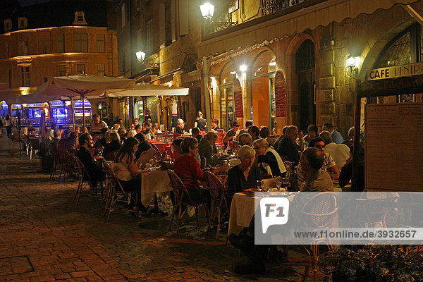 Restaurant und Cafe bei Nacht  Sarlat  Dordogne  Aquitanien  Frankreich  Europa