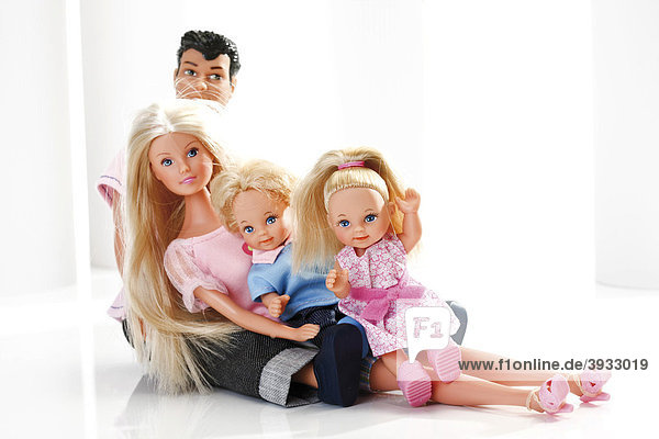 Symbolbild  junge Familie  Kinder und Eltern  Puppen  Figuren