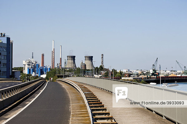 Shell Rheinland Raffinerie am Rhein bei Köln-Godorf  Nordrhein-Westfalen  Deutschland  Europa