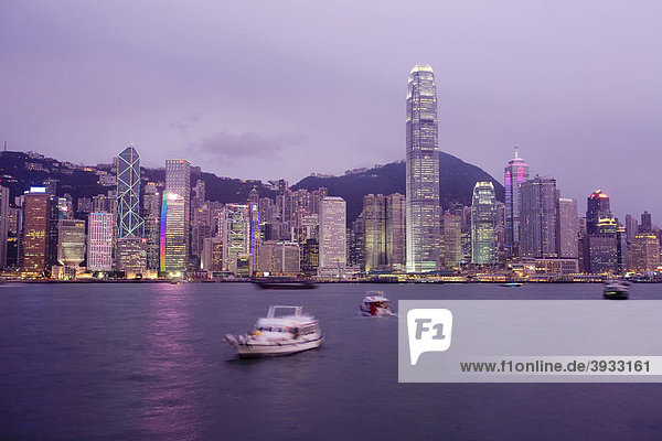 Beleuchtete Skyline  Victoria Harbour  Hong Kong Island  Hongkong  China  Asien