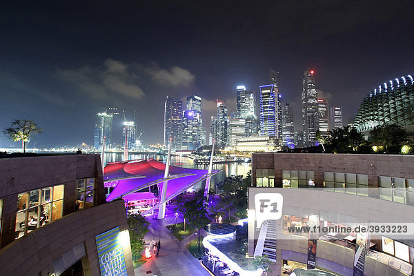 Kulturzentrum Esplanade und beleuchtete Skyline  Singapur  Asien