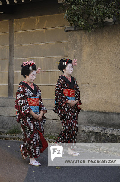 Frauen im Kimono  Prozession durch das Wohnviertel  Kyoto  Japan  Asien