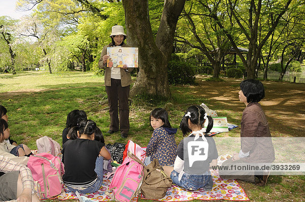 Christliche Minderheit bei einem Kindergottesdienst im Freien  Kyoto  Japan  Asien