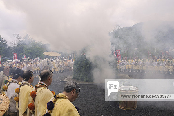 Yamabushi  Bergasketen  buddhistische Sekte beim Beten am heilige Zedern-Feuer  Iwakura  Japan  Ostasien  Asien