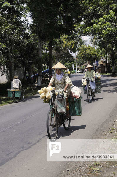 Straßenhändlerinnen  die per Fahrrad Krupuk  Krabbenchips  verkaufen  Yogjakarta  Java  Indonesien  Südostasien