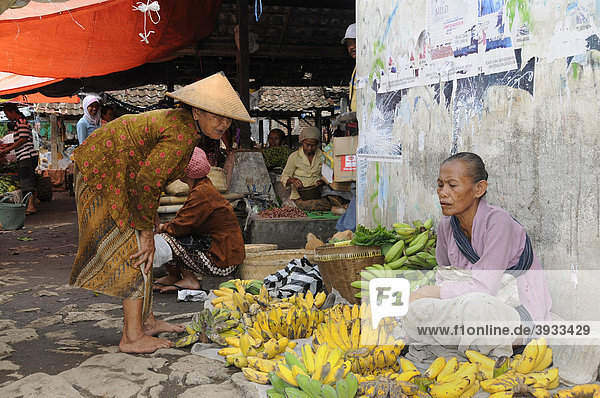 Marktszenen auf einem dörflichen Markt in der Nähe von Yogjakarta  Mitteljava  Indonesien  Südostasien  Asien