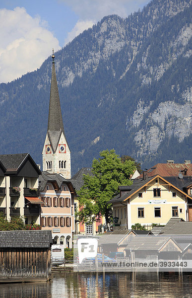 Kirche und Häuser in Hallstatt  Hallstättersee  Salzkammergut  Oberösterreich  Österreich  Europa