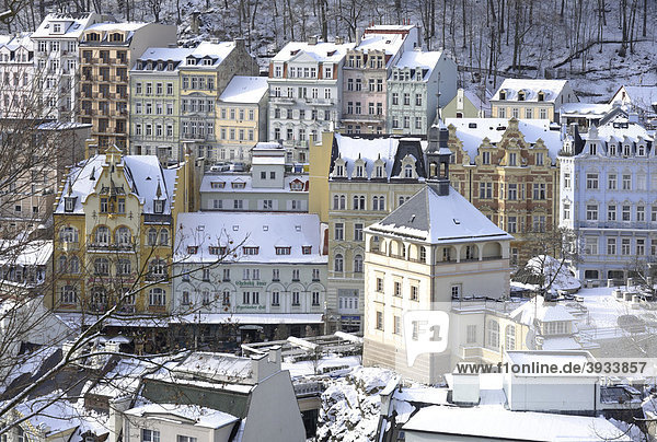 Blick auf die Stadt mit Schlossturm  Karlsbad  Westböhmen  Tschechien  Europa