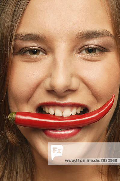 Frau mit Paprika im Mund
