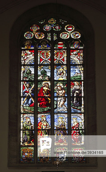 Glasgemälde Taufe im Jordan  mittleres Kirchenfenster  St.-Georgs-Kathedrale in der Burg  Wiener Neustadt  Niederösterreich  Österreich  Europa