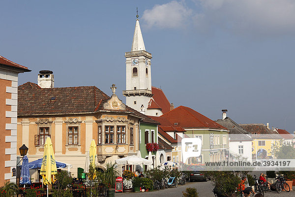 Rathausplatz und katholische. Kirche  Rust am Neusiedler See  Burgenland  Österreich  Europa