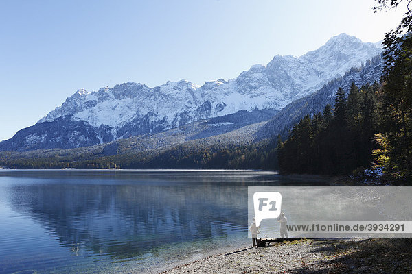 Eibsee mit Wetterstein-Gebirge rechts Zugspitze Grainau Werdenfelser Land Oberbayern Bayern Deutschland Europa