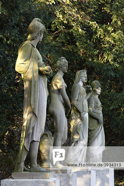 Figurengruppe Urteil des Paris von Landolin Ohmacht im Nymphenburger Park  Nymphenburg  München  Oberbayern  Bayern  Deutschland  Europa