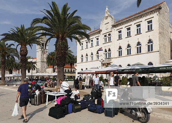 Gepäckstücke und Moped auf Promenade  Trogir  Dalmatien  Kroatien  Europa