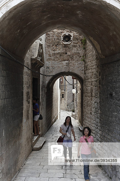 Asiatische Touristinnen in Altstadtgasse  Sibenik  Dalmatien  Adria  Kroatien  Europa