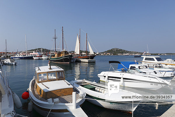 Hafen von Murter  Insel Murter  Dalmatien  Adria  Kroatien  Europa