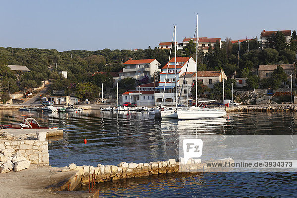 Hafen in Tovarnele  Insel Pag  Dalmatien  Kvarner Bucht  Adria  Kroatien  Europa