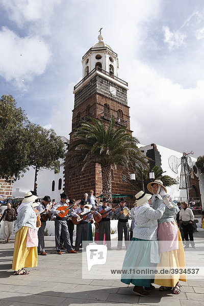 Traditionelle Folklore-Musik während Sonntagsmarkt  Pfarrkirche  Teguise  Lanzarote  Kanaren  Kanarische Inseln  Spanien  Europa