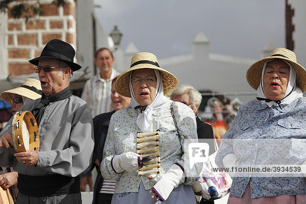 Traditionelle Folklore-Musik während Sonntagsmarkt  Frau mit Huesera  Teguise  Lanzarote  Kanaren  Kanarische Inseln  Spanien  Europa