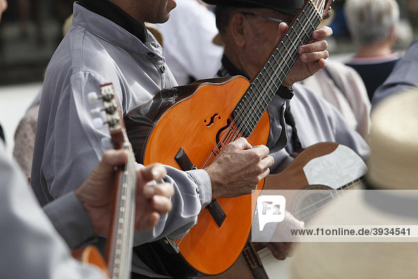 Traditionelle Folklore-Musik während Sonntagsmarkt  Teguise  Lanzarote  Kanaren  Kanarische Inseln  Spanien  Europa