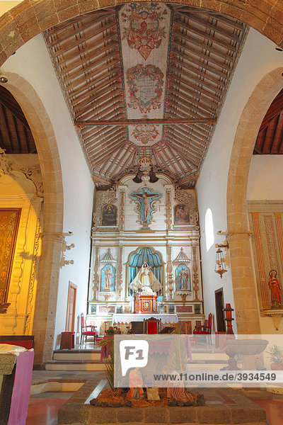 Mudejar-Decke  Altar und Krippe in Kirche Nuestra SeÒora de Remedios  Yaiza  Lanzarote  Kanaren  Kanarische Inseln  Spanien  Europa