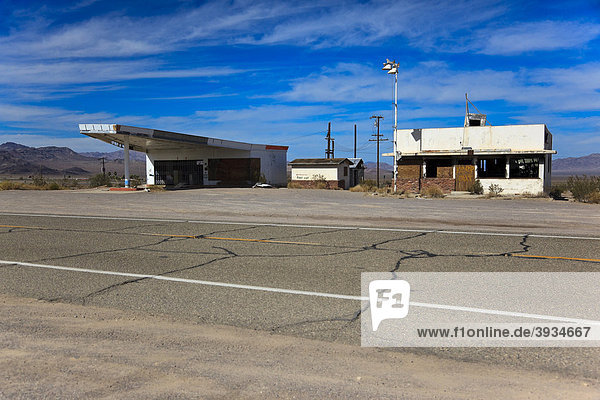 Verlassene Häuser und stillgelegte Tankstelle entlang der historischen Route 66  Ludlow  California  USA  Nordamerika