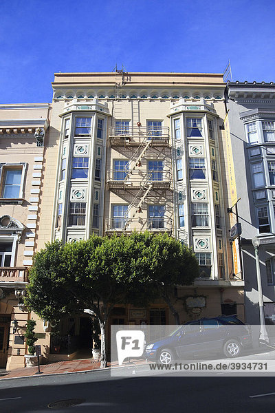 Typisches Haus mit Außentreppen Feuertreppe San Francisco Kalifornien USA Nordamerika
