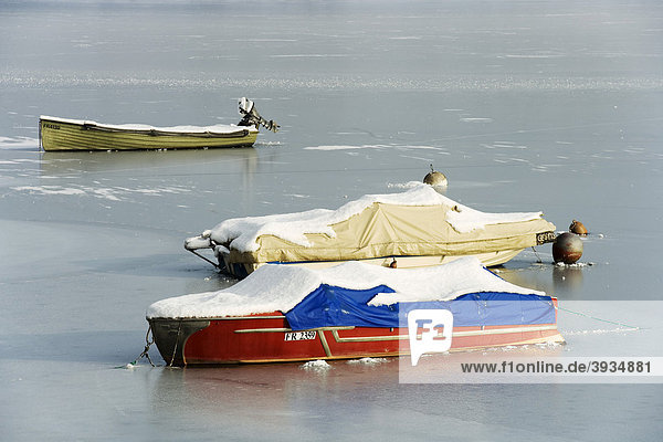 Im Eis festgefrorene Motorboote  Schiffenensee  Pensier  Freiburg  Schweiz  Europa