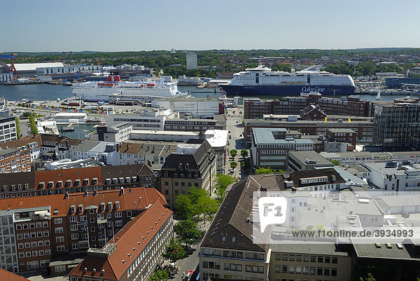 Blick über die Dächer von Kiel auf die Innenförde mit den beiden Fähren Stena Line  Schwedenverbindung  und ColorLine  Norwegenverbindung  Schleswig-Holstein  Deutschland  Europa