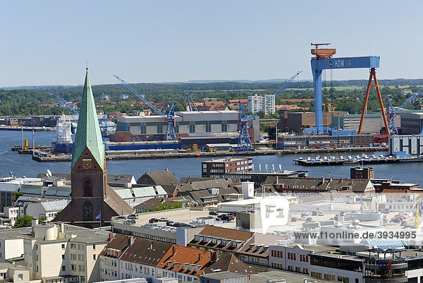 Blick über die Dächer von Kiel auf die Nikolaikirche am Alten Markt und die HDW-Werft an der Innenförde  Schleswig-Holstein  Deutschland  Europa