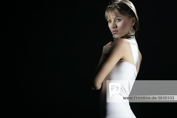 Junge Frau im weißen Kleid  Ohrring  Fashion