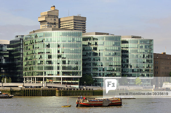 Moderne Bürogebäude am Südufer der Themse  London  England  Großbritannien  Europa