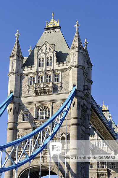 Detail der neo-gotischen Klappbrücke Tower Bridge  London  England  Großbritannien  Europa