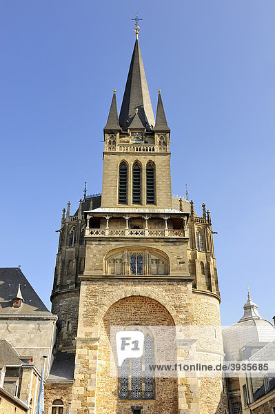 Hauptportal und Glockenturm vom Dom zu Aachen  Nordrhein-Westfalen  Deutschland  Europa