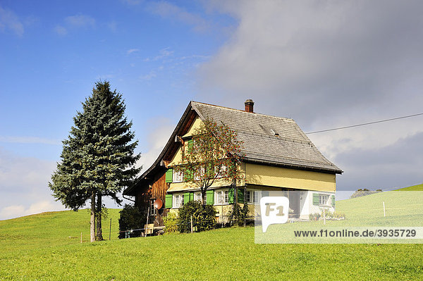 Traditionell gebautes Wohnhaus auf einer Bergweide in der Region Toggenburg  Kanton St. Gallen  Schweiz  Europa