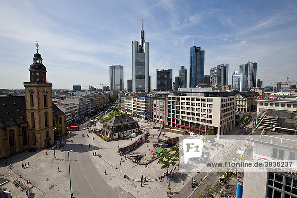 Blick auf das Bankenviertel  Commerzbank  Europäische Zentralbank  Deutsche Bank  Hessische Landesbank und die Katharinenkirche  Frankfurt am Main  Hessen  Deutschland  Europa