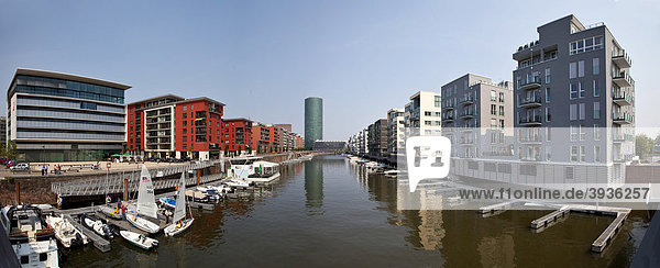 Panorama  moderne Luxuswohnungen am Westhafen mit direktem Bootsanleger und Blick auf den Westhafentower  Westhafenplatz  Frankfurt am Main  Hessen  Deutschland