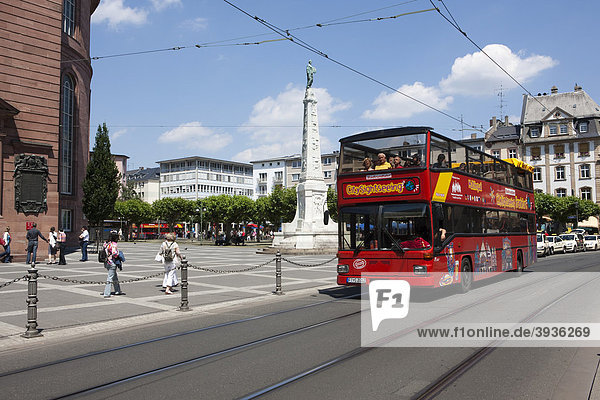Ein Ausflugsbus fährt Touristen durch Frankfurt  Frankfurt am Main  Hessen  Deutschland  Europa