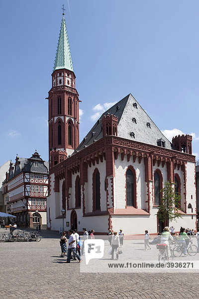 Frankfurt Römerberg mit Nikolai-Kirche  Frankfurt am Main  Hessen  Deutschland  Europa