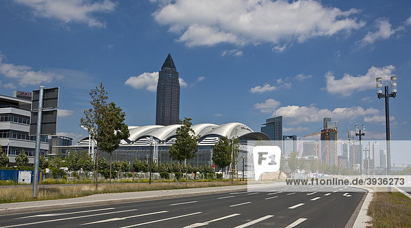 Skyline mit Messeturm und Messehallen mit dem Europaviertel im Vordergrund  Frankfurt am Main  Hessen  Deutschland  Europa