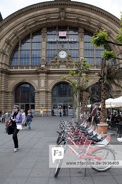 Fahrräder der Deutschen Bundesbahn zum Mieten stehen vor dem Frankfurter Hauptbahnhof  Frankfurt am Main  Hessen  Deutschland  Europa