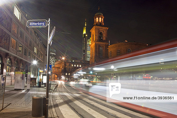 Blick auf die Paulskirche  eine Straßenbahn fährt verschwommen vorbei  Frankfurt  Hessen  Deutschland  Europa