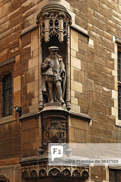Skulptur an einem Eckhaus von Thomas Gresham 1519-1597 britischer Ökonom Cambridge Cambridgeshire England Großbritannien Europa