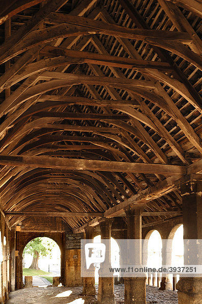 Alte Markthalle mit hölzerner Dachkonstruktion The Old Market Hall   1627  High Street  Chipping Campden  Gloucestershire  England  Großbritannien  Europa